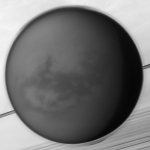 
Titan, une lune enchaînée à Saturne

