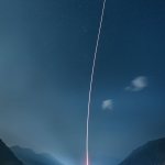 
Lancement d'une fusée entre les montagnes
