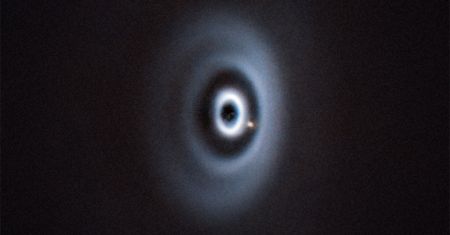 WISPIT 2b : une exoplanète creuse son sillon