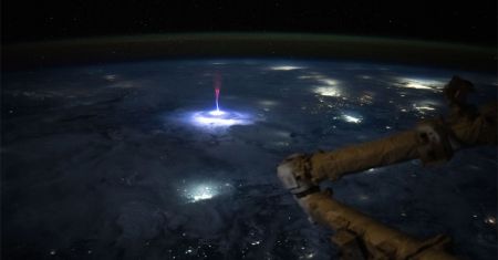 De la Terre vers le ciel : gigantesque éclair en jet