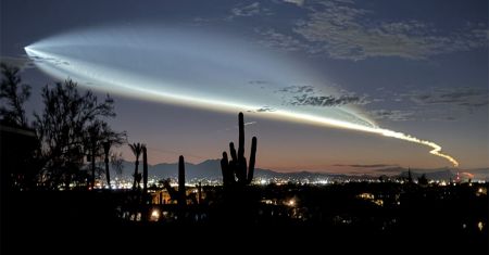 Panache de lanceur spatial au-dessus de Tucson