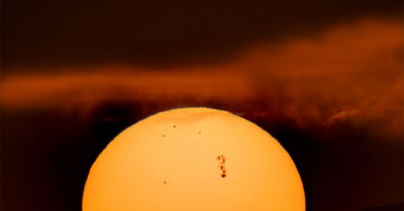 La région active 4366 traverse le disque solaire