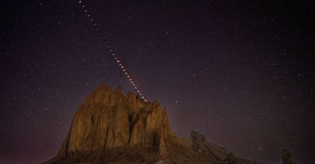 Éclipse lunaire totale sur Tsé Bit'a'í