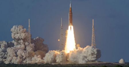 Décollage et petite boucle autour de la Lune