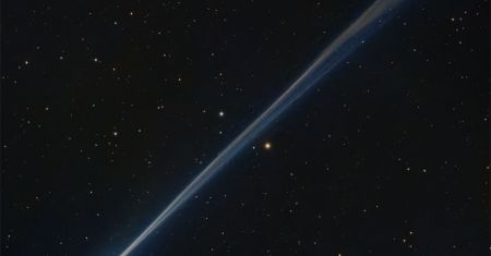 La longue queue vaporeuse de la comète R3