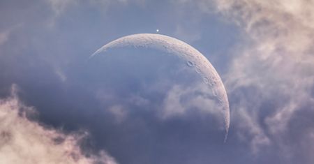 La Lune du jour rencontre l'étoile du soir