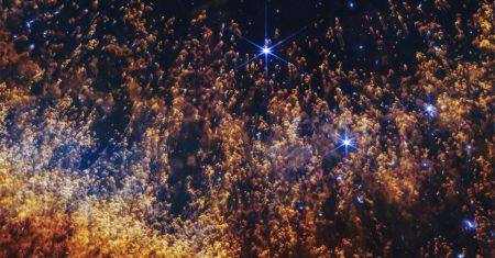 Noeuds cométaires intrigants dans la nébuleuse de l'Hélice
