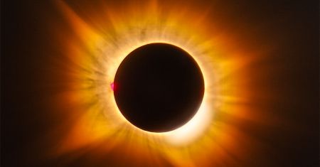 Éclipse à la couronne dorée