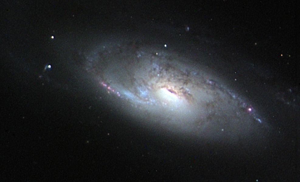 M106 : une spirale avec un drôle de coeur