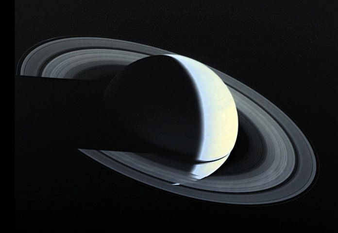 Saturne dans la nuit