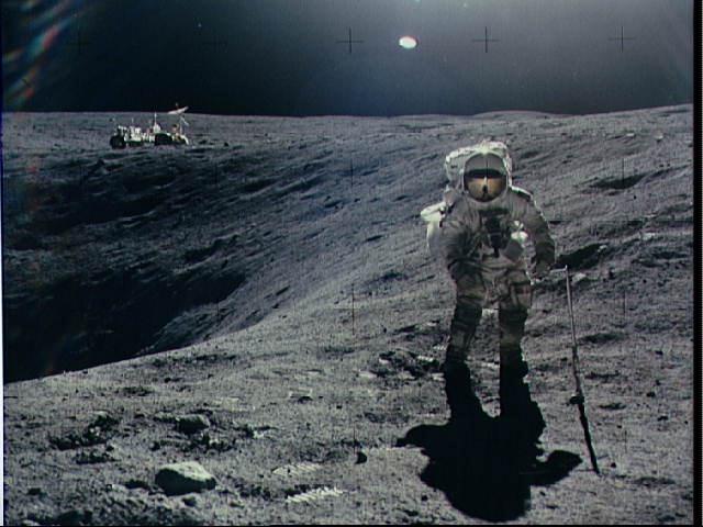 Apollo 16 : exploration du cratère Plum