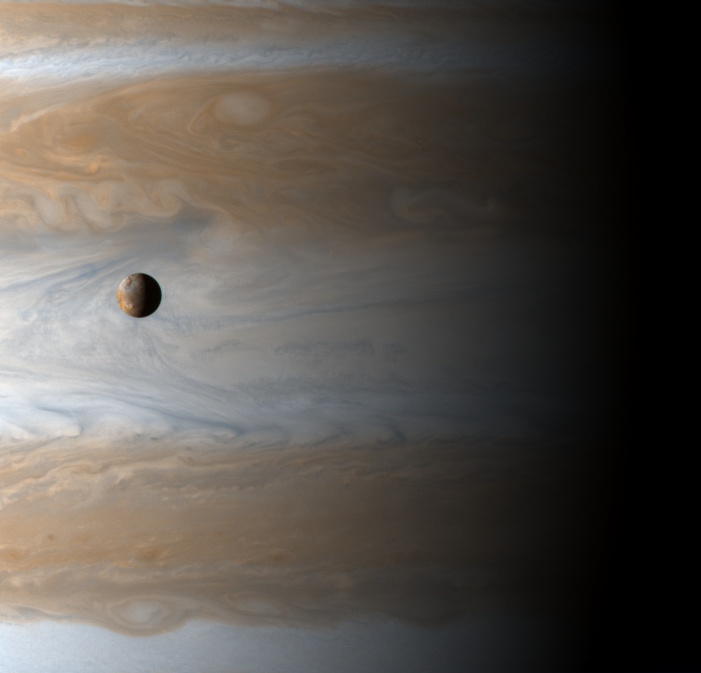 Io : une Lune survole Jupiter