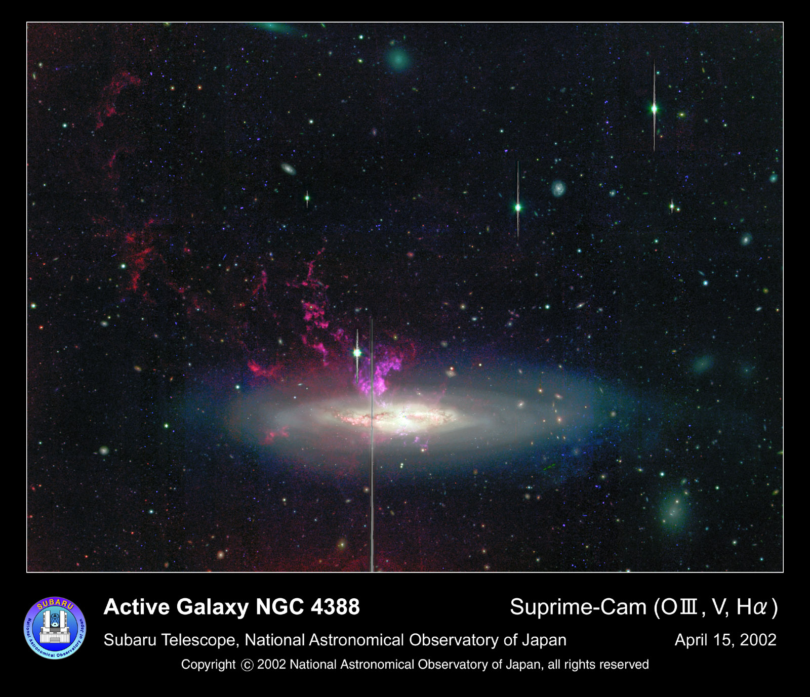 La galaxie NGC 4388 expulse un vaste nuage de gaz