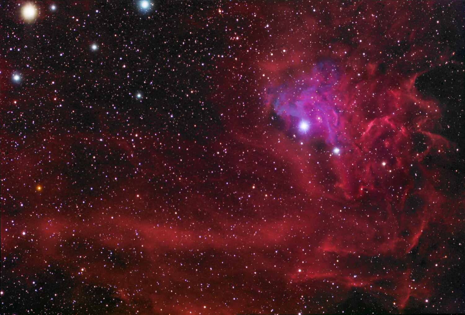 Большой ли космос. Ic 405 туманность. Красный космос. Космическая туманность. Космос звезды.