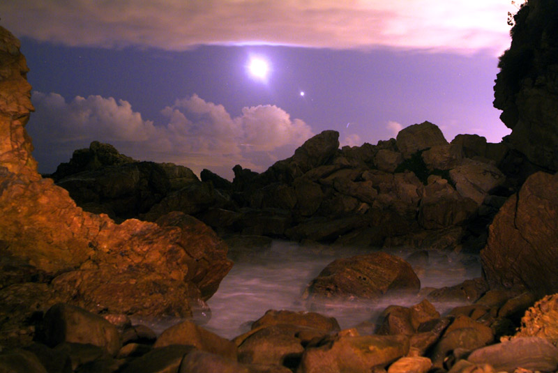 La Lune et Vénus au-dessus de la plage de Corona Del Mar