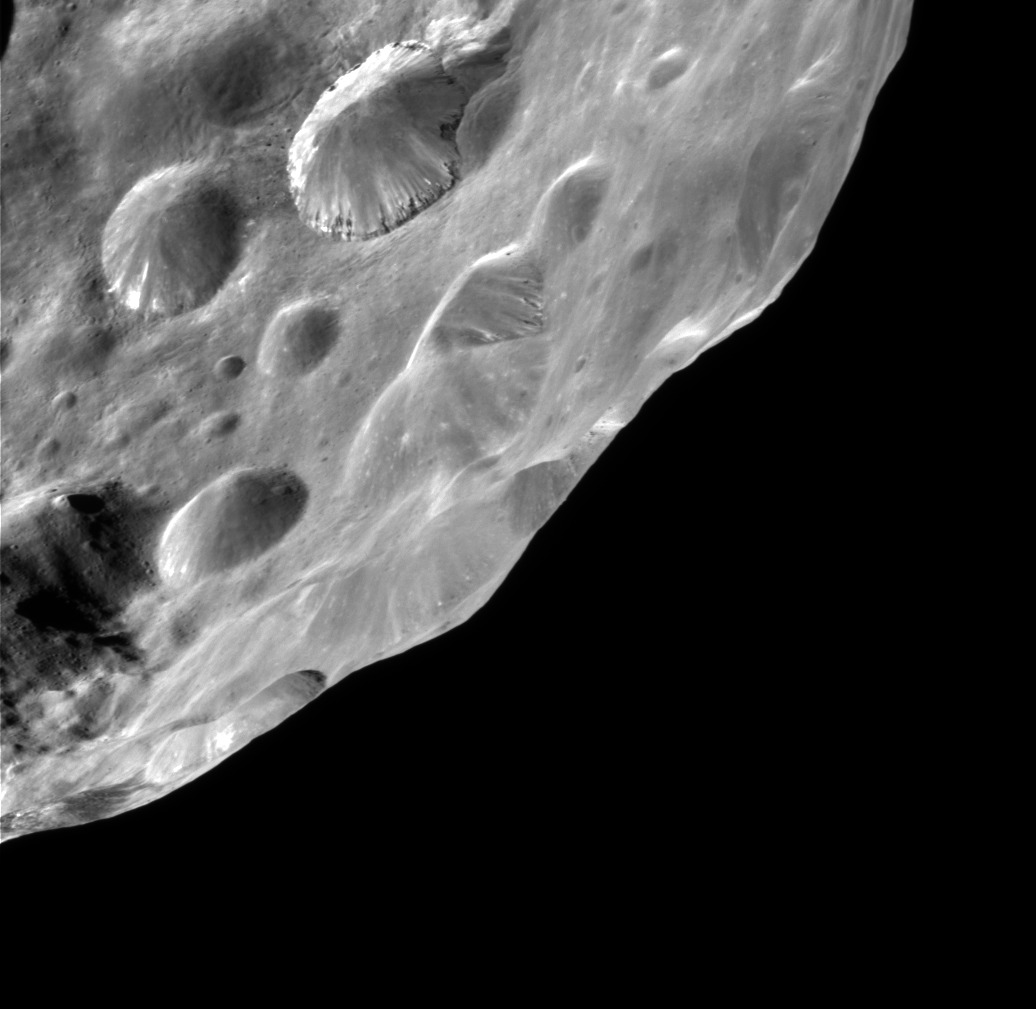 Les étonnantes strates de la lune de Saturne Phoebe