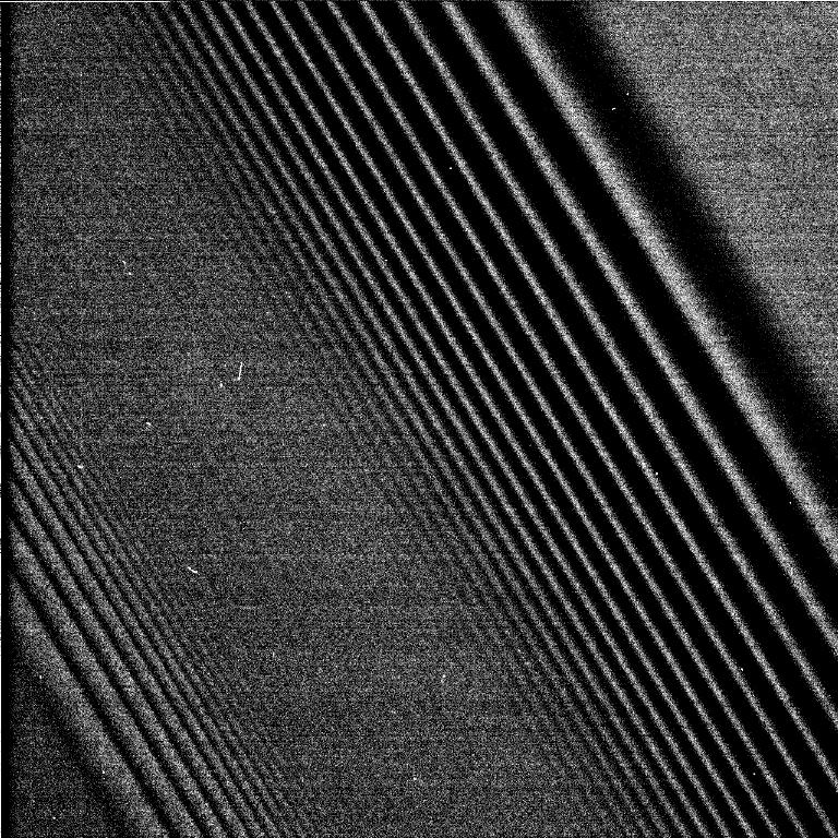 Cassini photographie des ondes de densité dans les anneaux de Saturne