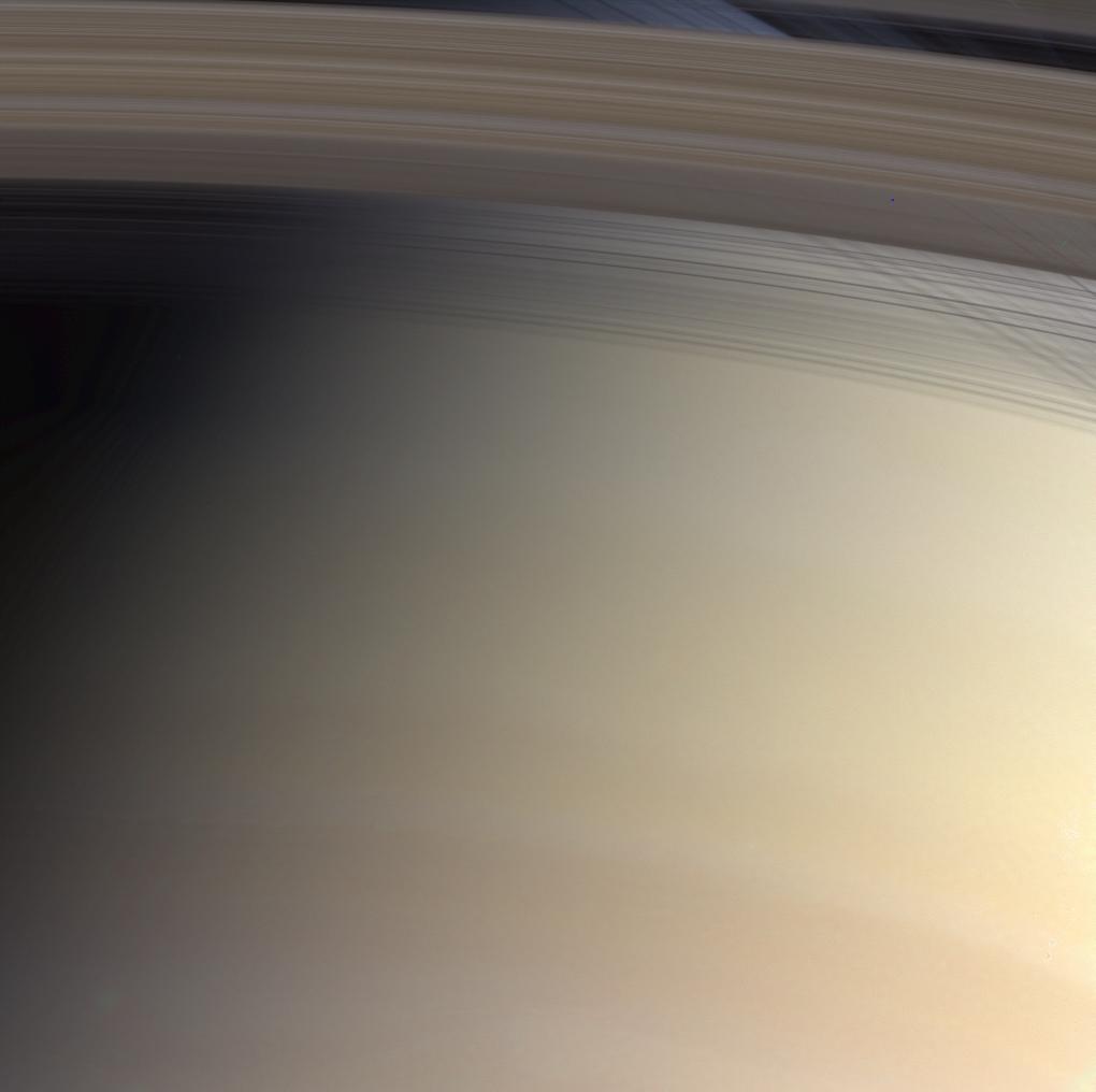 Voir à travers l\'anneau C de Saturne