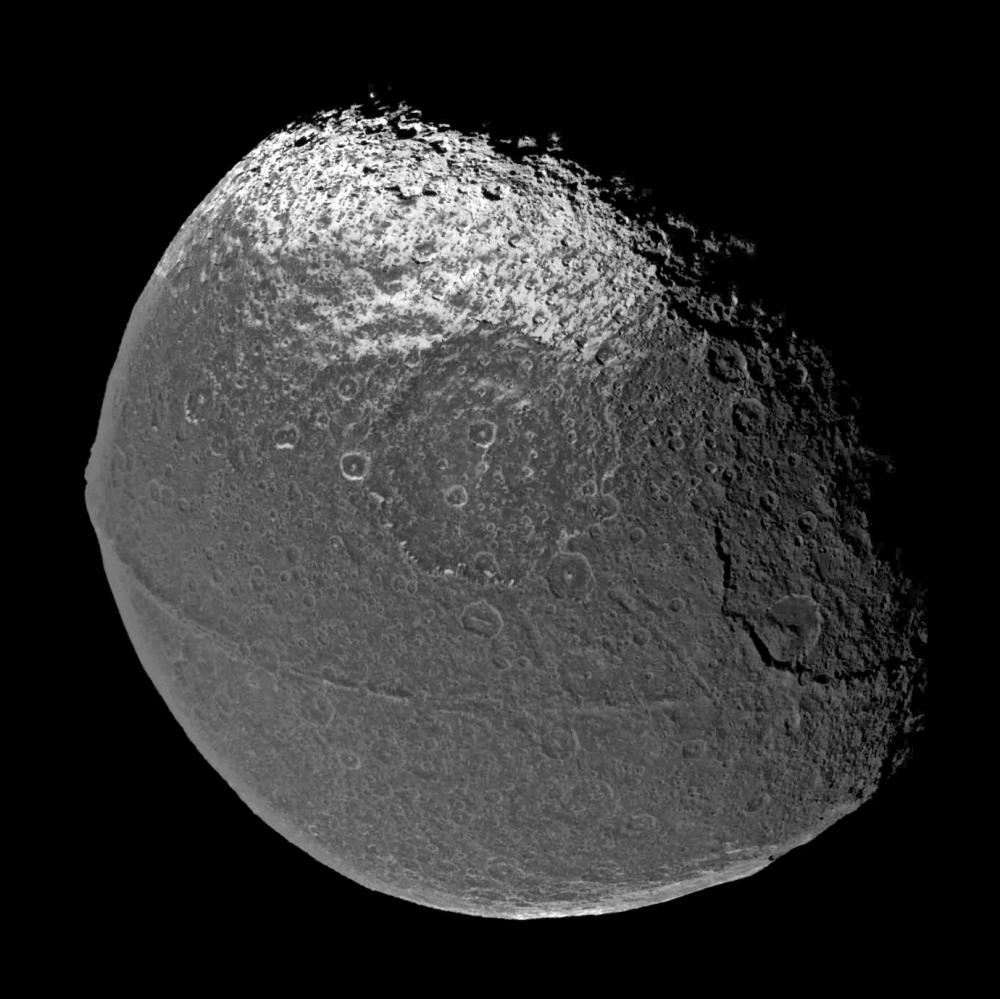 Japet : une lune de Saturne à la surface étrange