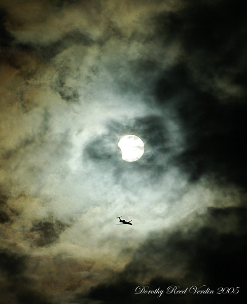 Nuages, avion, Soleil et éclipse