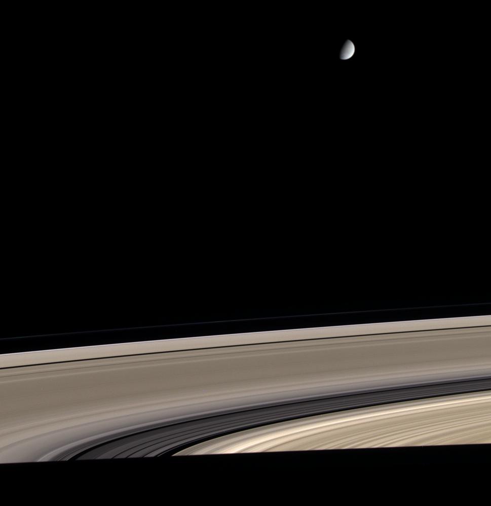 Saturne : anneaux sales et lune propre