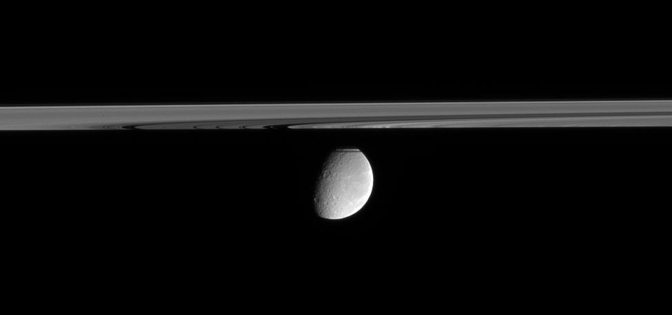 Légèrement en contrebas du plan des anneaux de Saturne