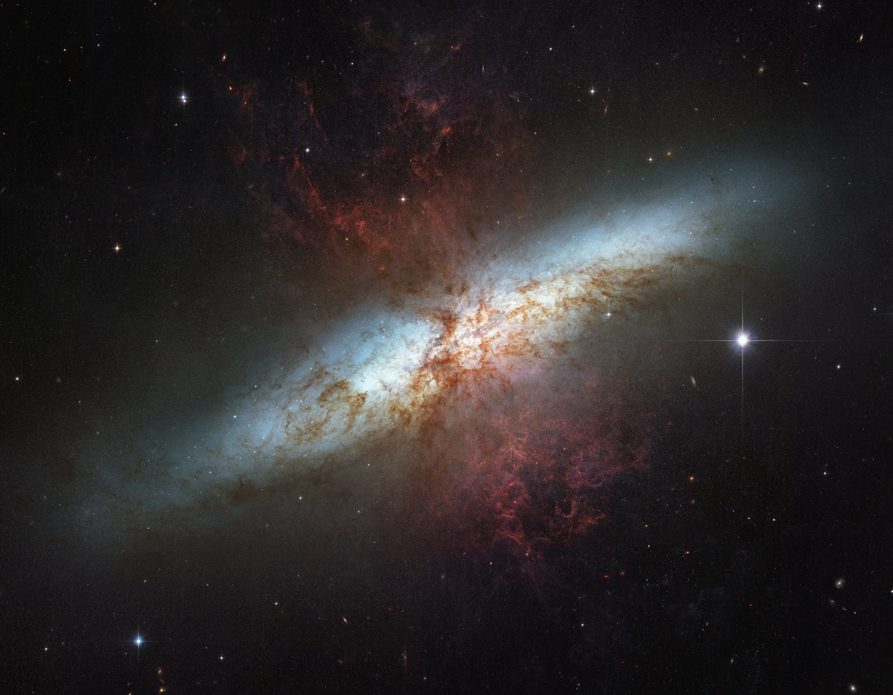 M82, une galaxie avec un vent supergalactique