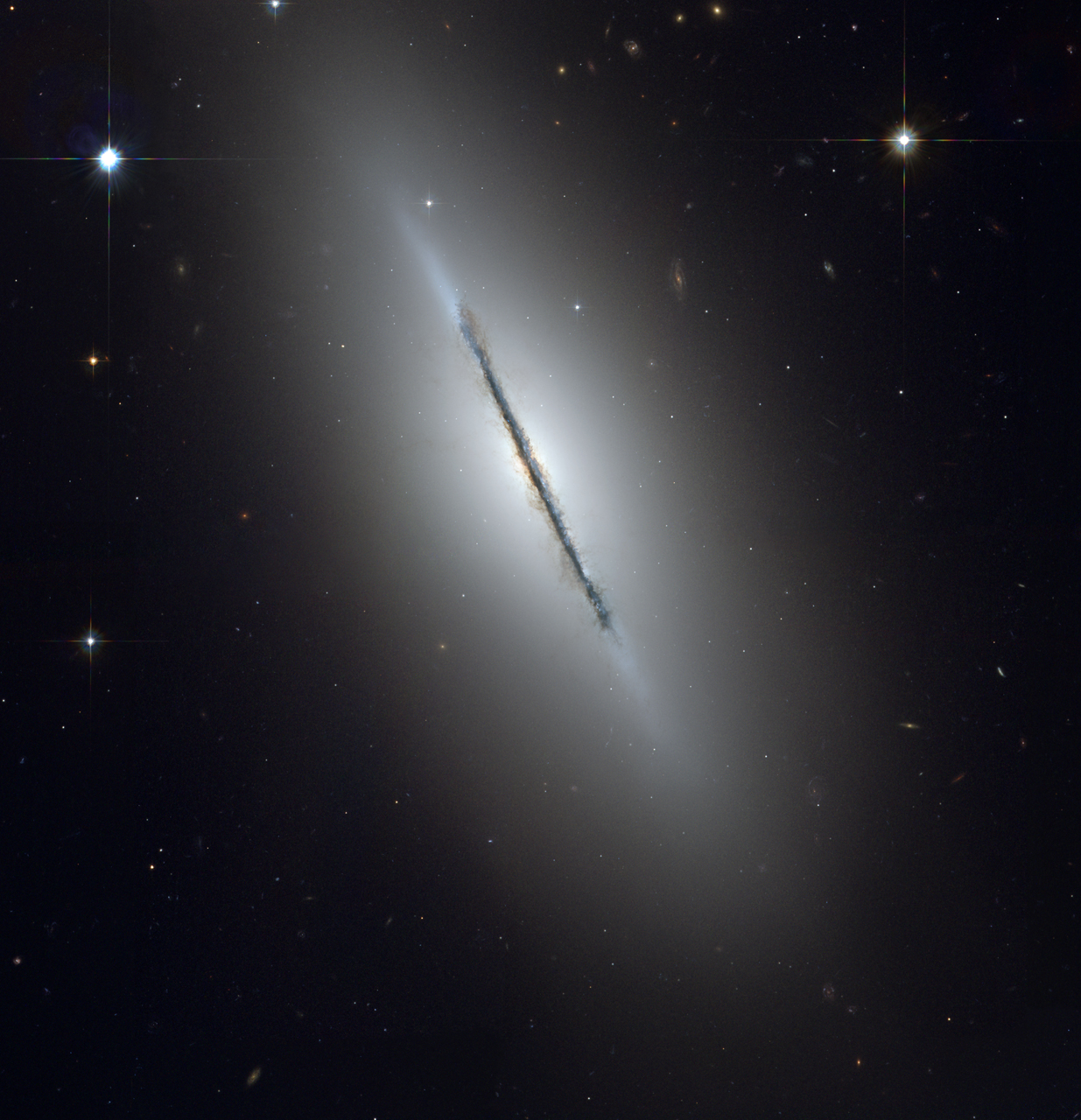 NGC 5866 par la tranche