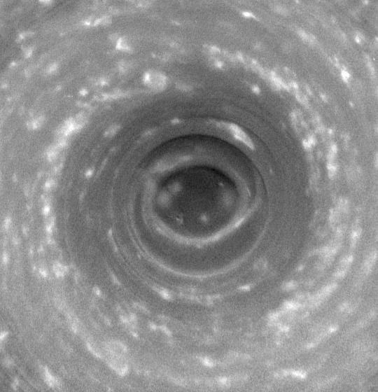 Ouragan au pôle sud de Saturne