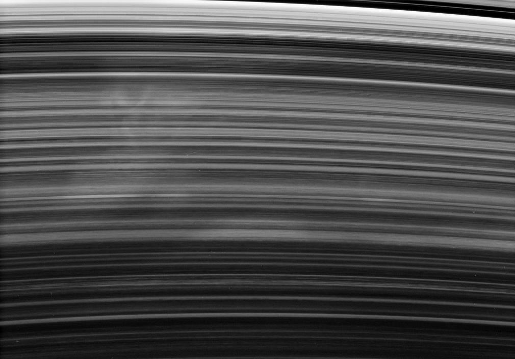Mystérieuses taches dans les anneaux de Saturne