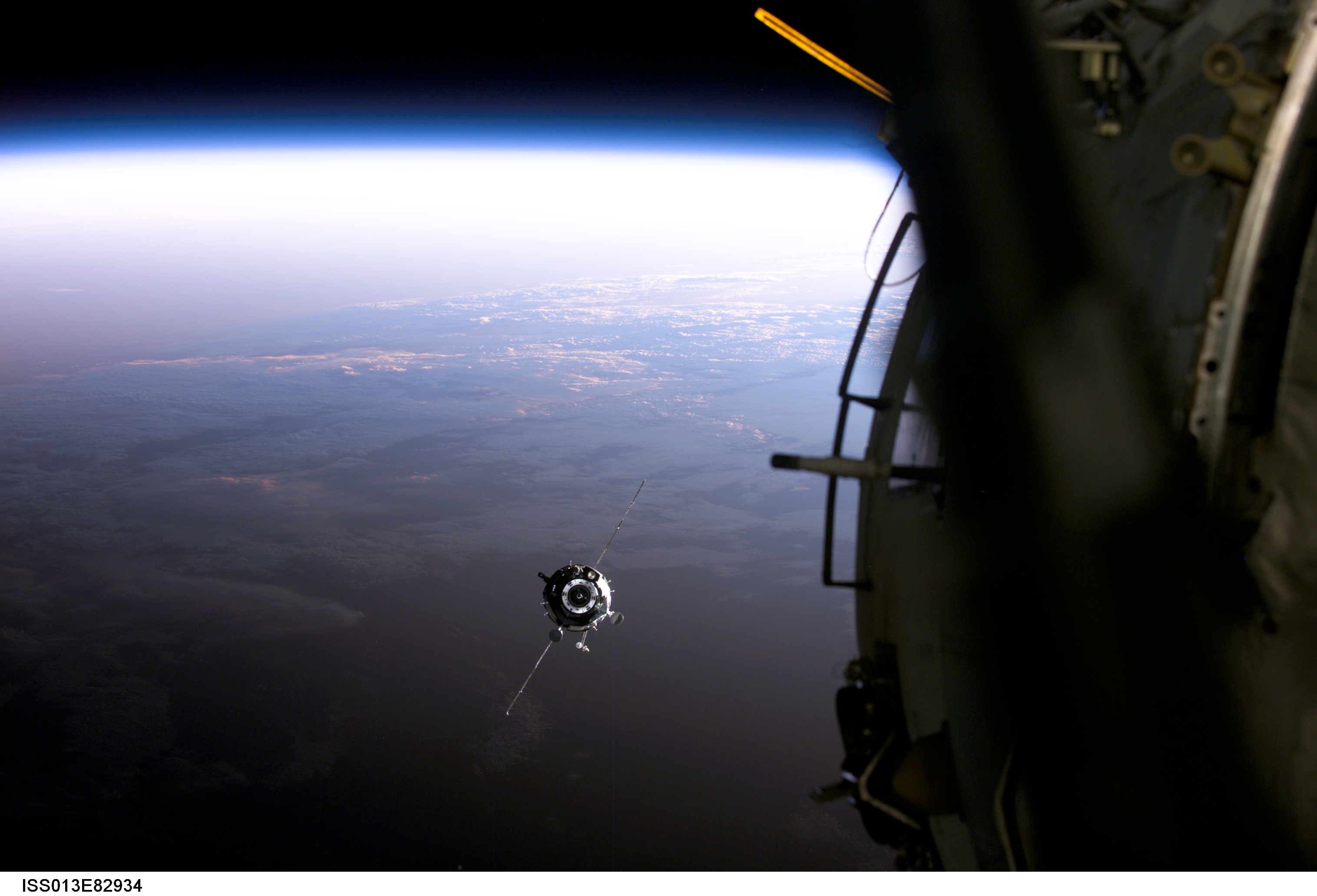 Un vaisseau spatial approche de l’ISS