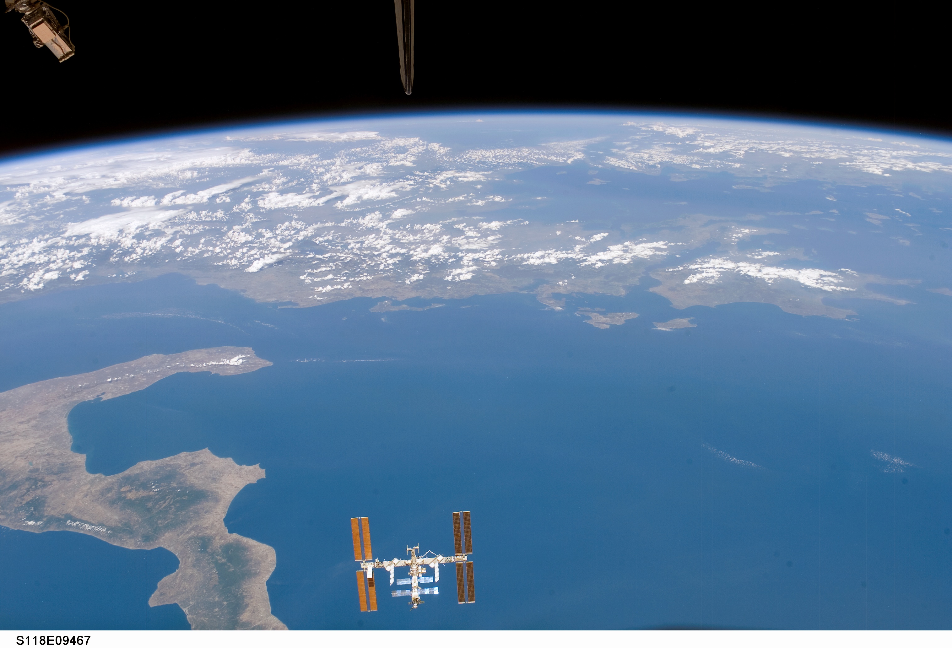 La Station Spatiale Internationale au dessus de la mer Ionienne