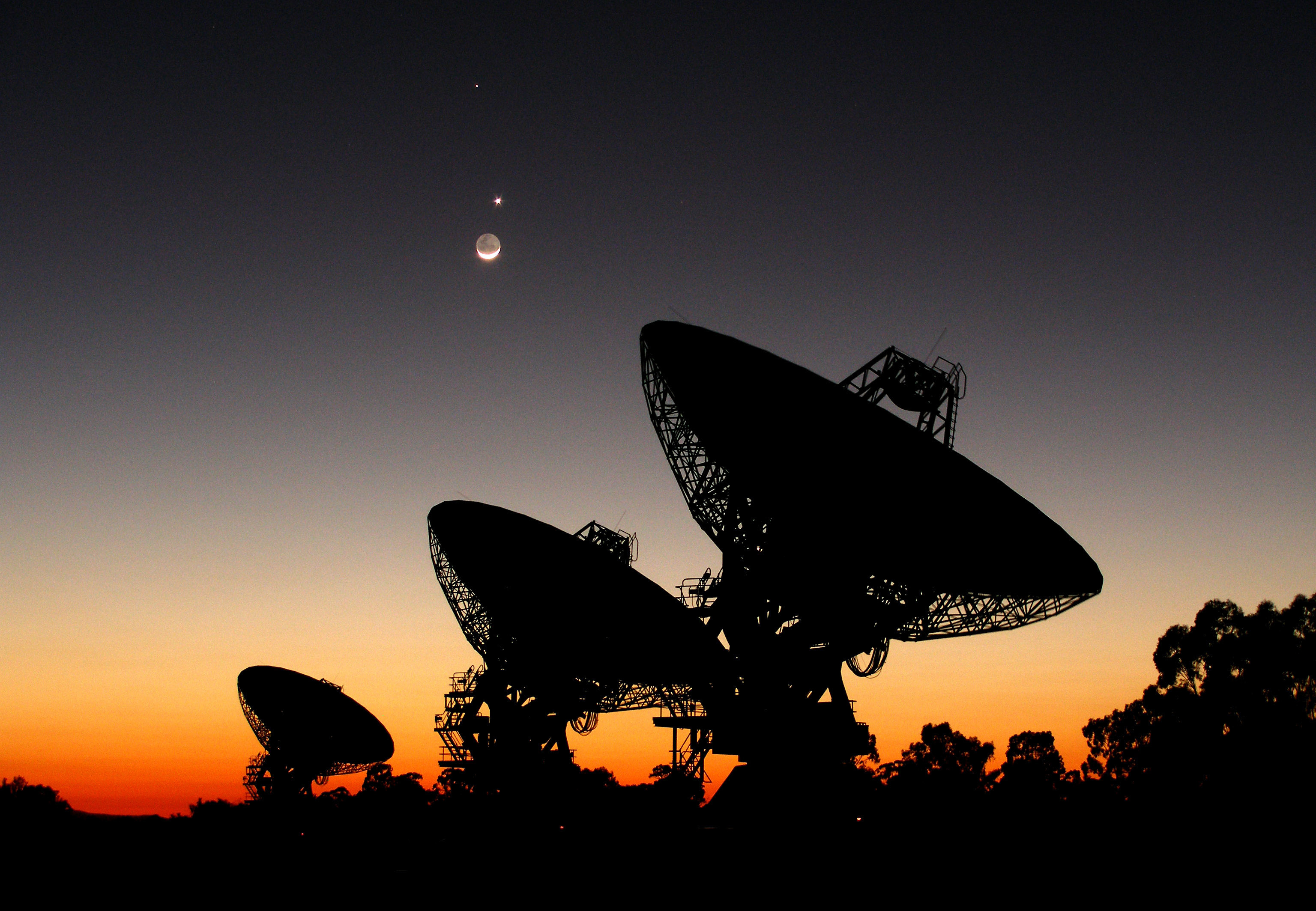 Planètes alignées au-dessus d’un radiotélescope australien