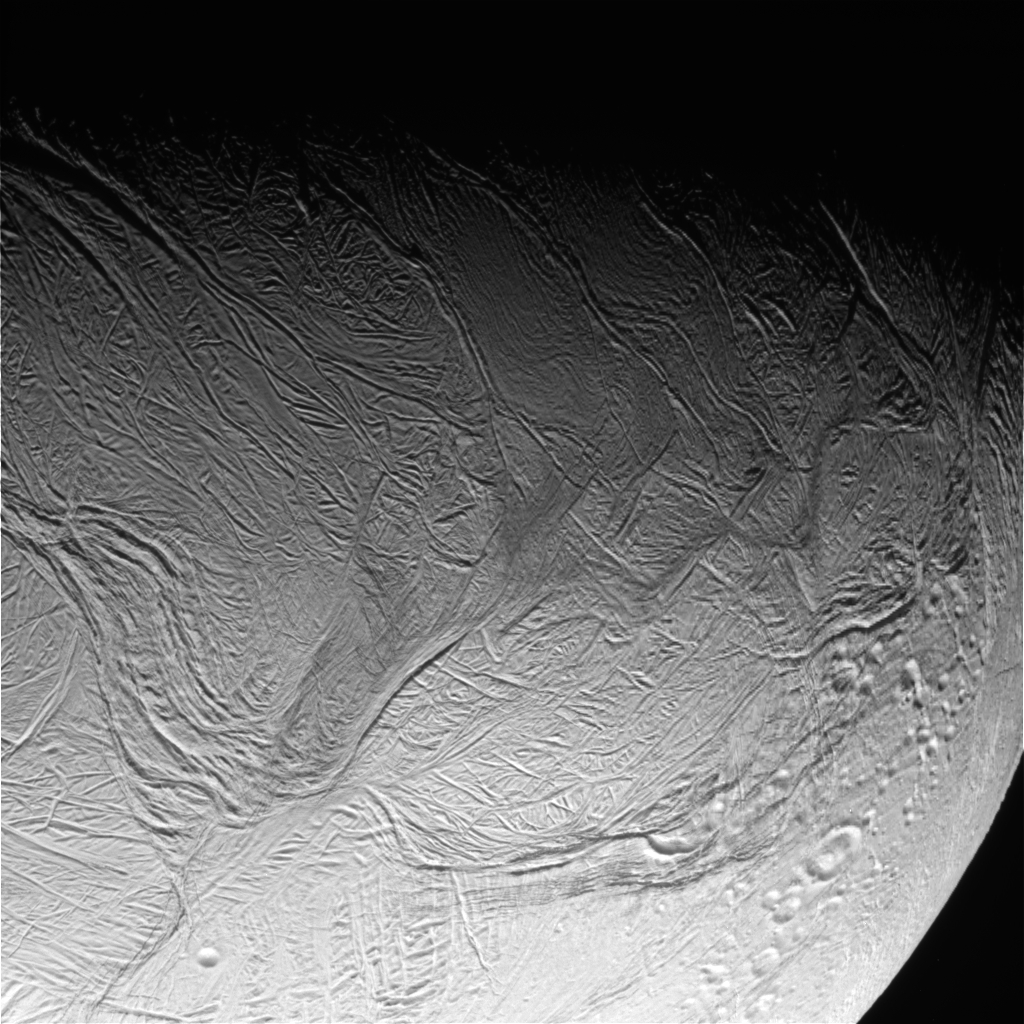 Cassini traverse les panaches de glace d’Encelade