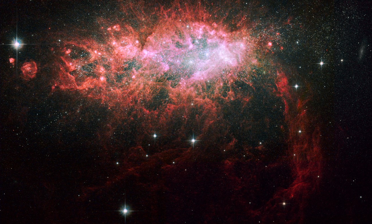 NGC 1569, flambée d\'étoiles au coin d\'une galaxie irrégulière