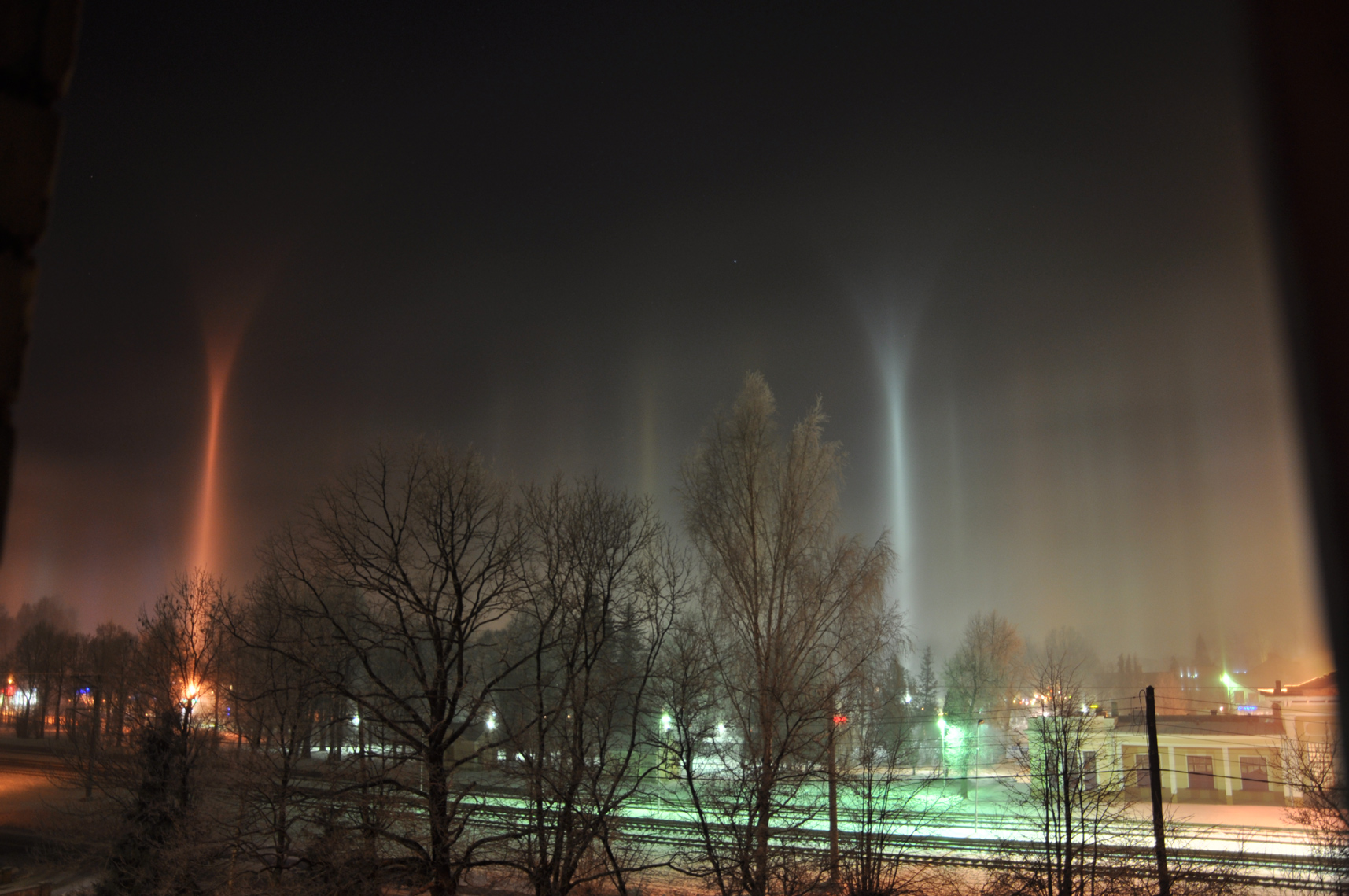 Insolites piliers de lumière au-dessus de la Lettonie