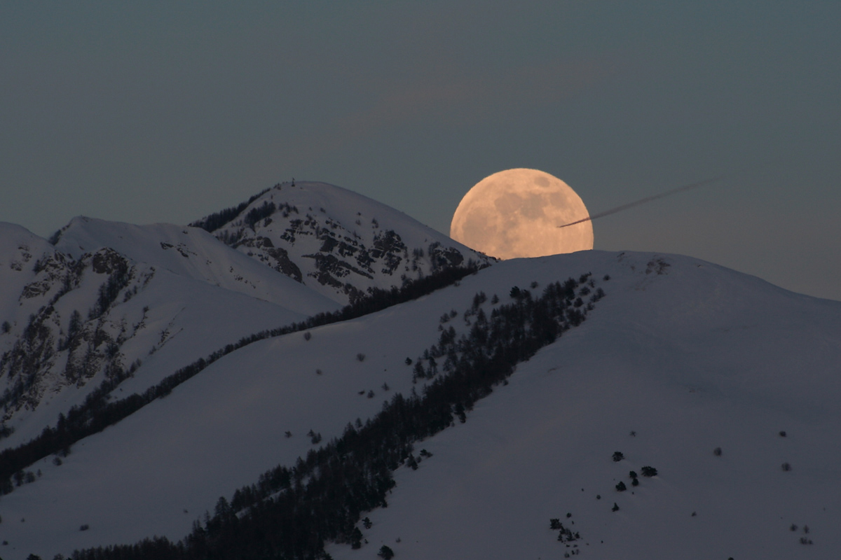 La plus belle lune de 2009 au-dessus des Alpes