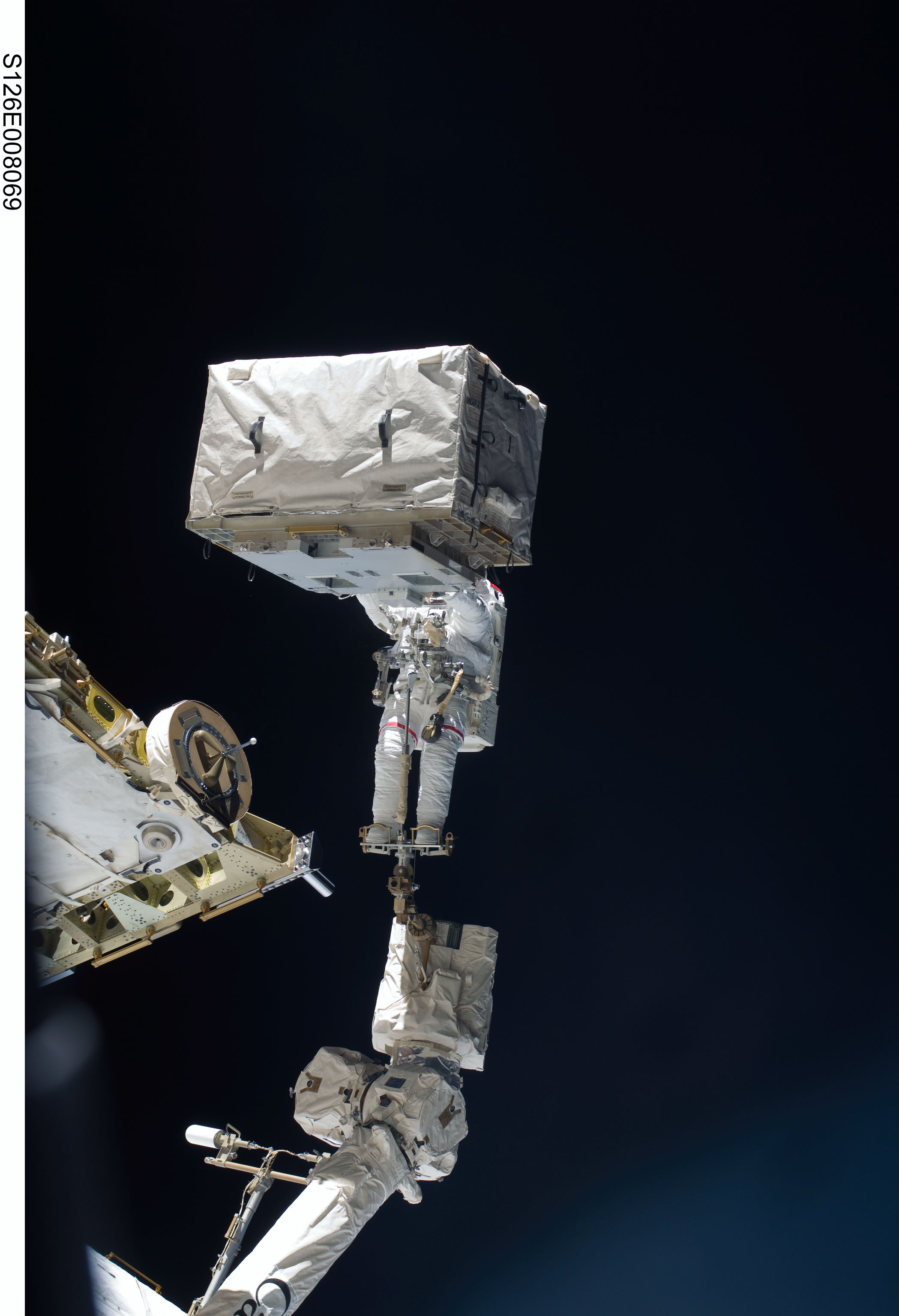 Mise à niveau d’une tête d’astronaute pendant une sortie dans l’espace