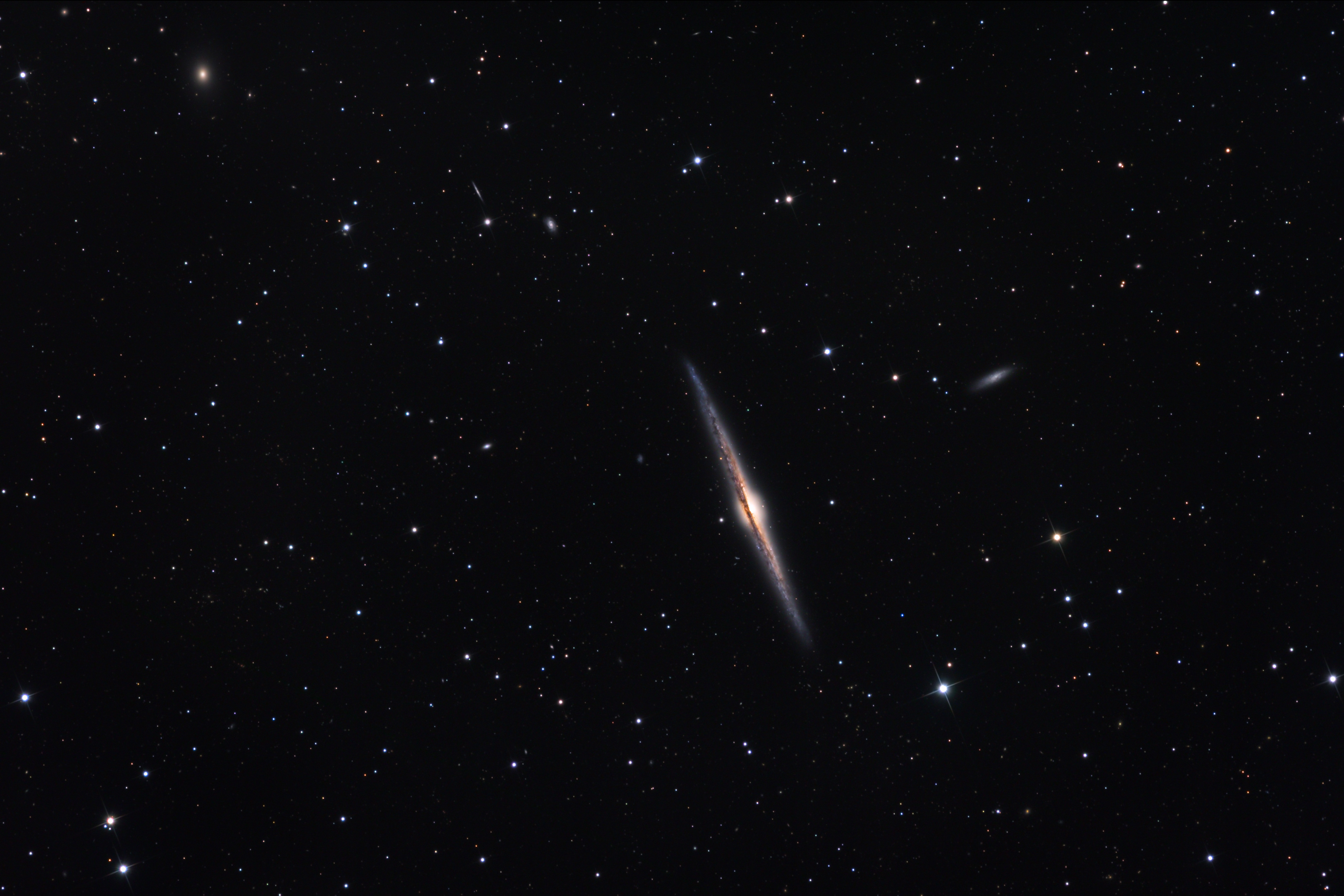 NGC 4565, galaxie vue par la tranche