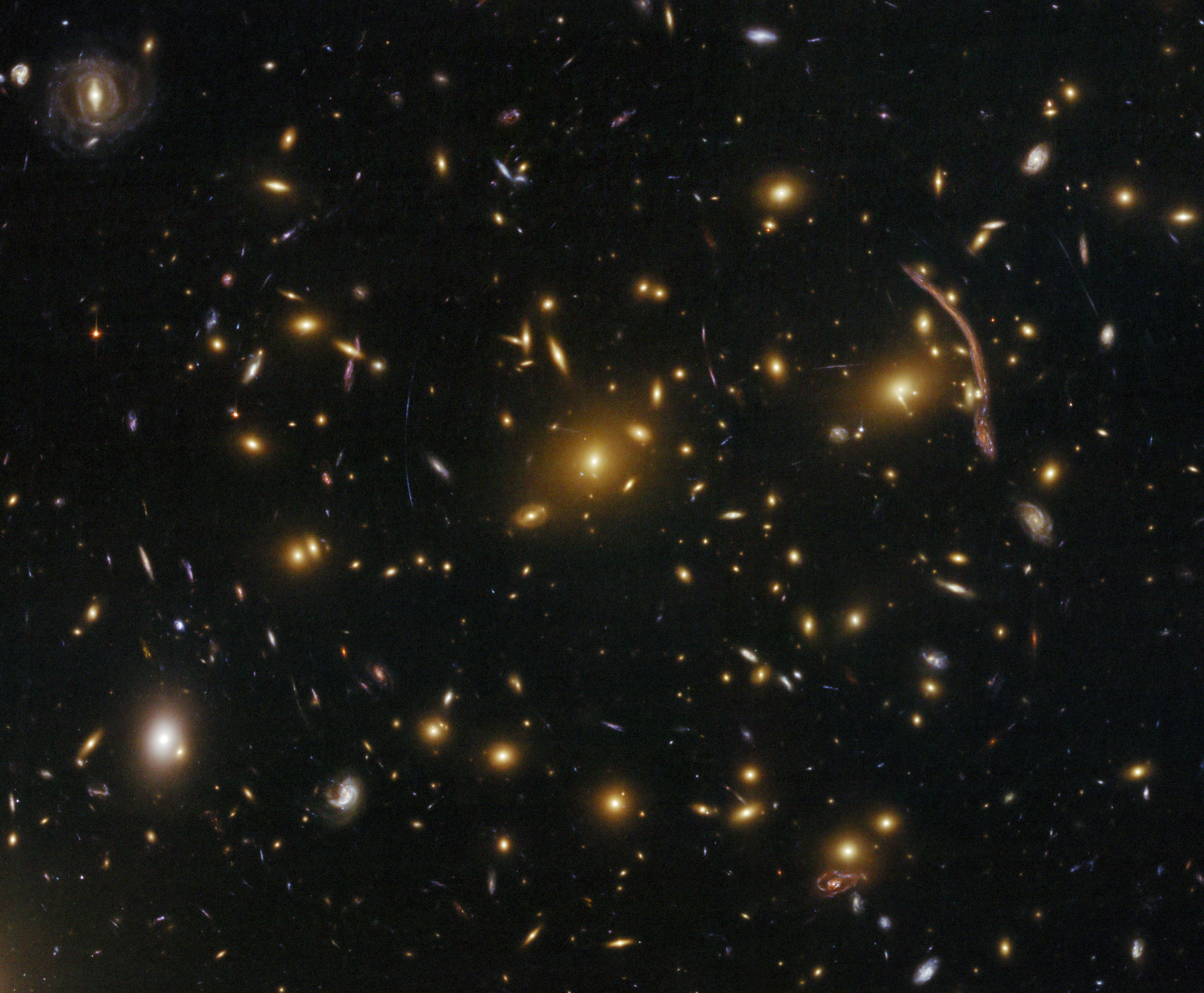 Abell 370, un amas de galaxies dans les lentilles