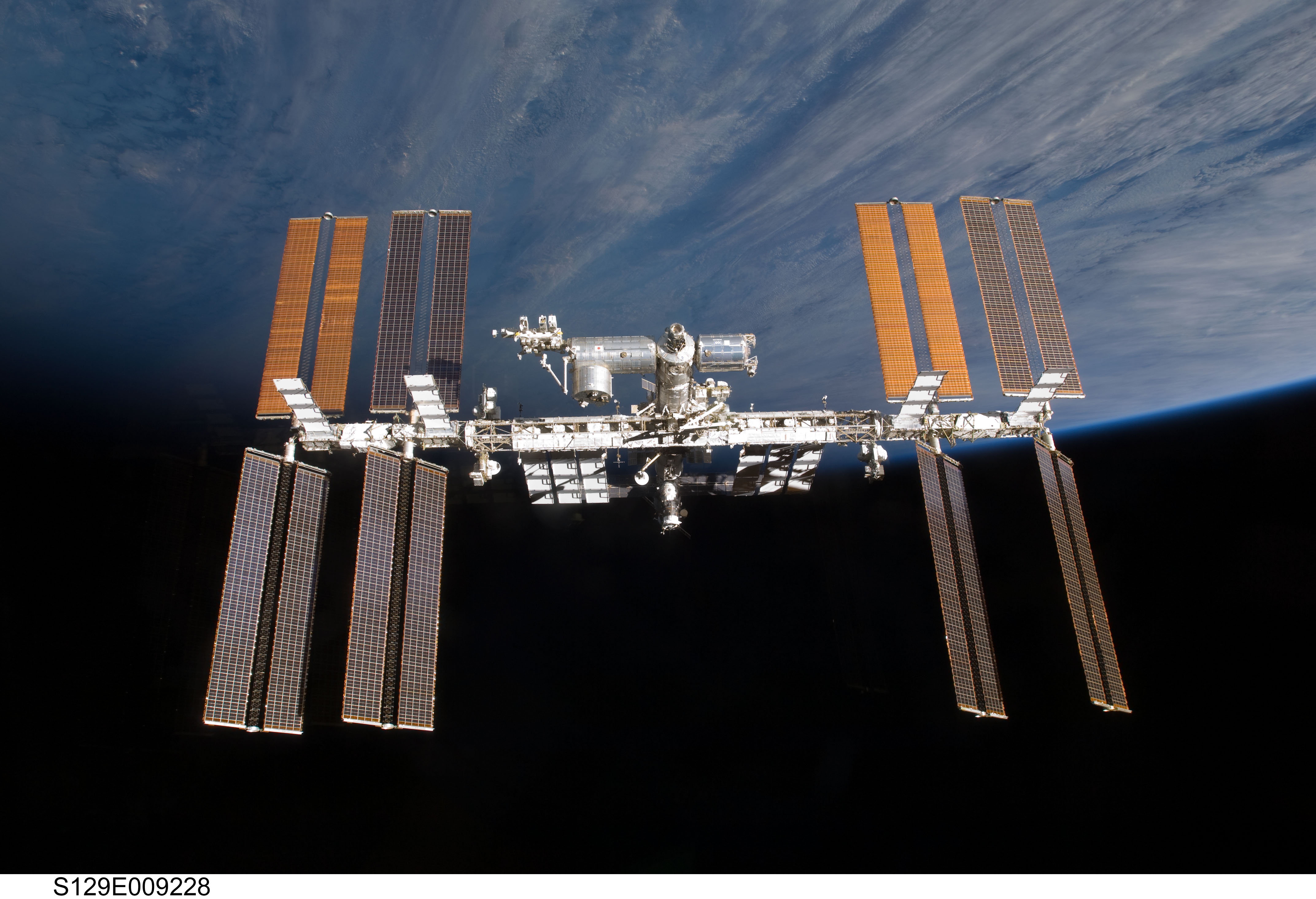 La Station spatiale internationale au-dessus de l’horizon