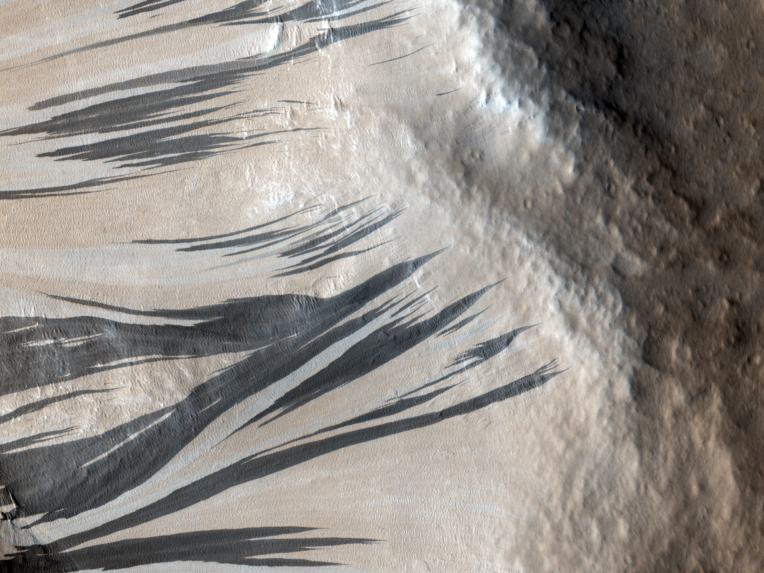 Traînées de pente dans Acheron Fossae sur Mars