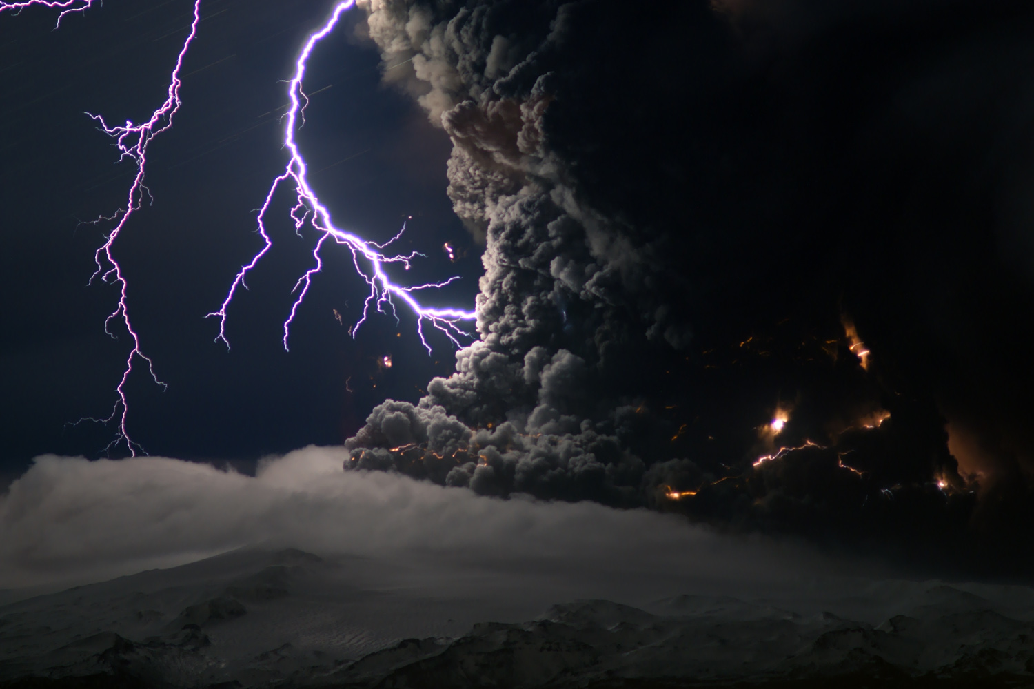 Pourquoi le volcan islandais produit-il autant de cendres ?