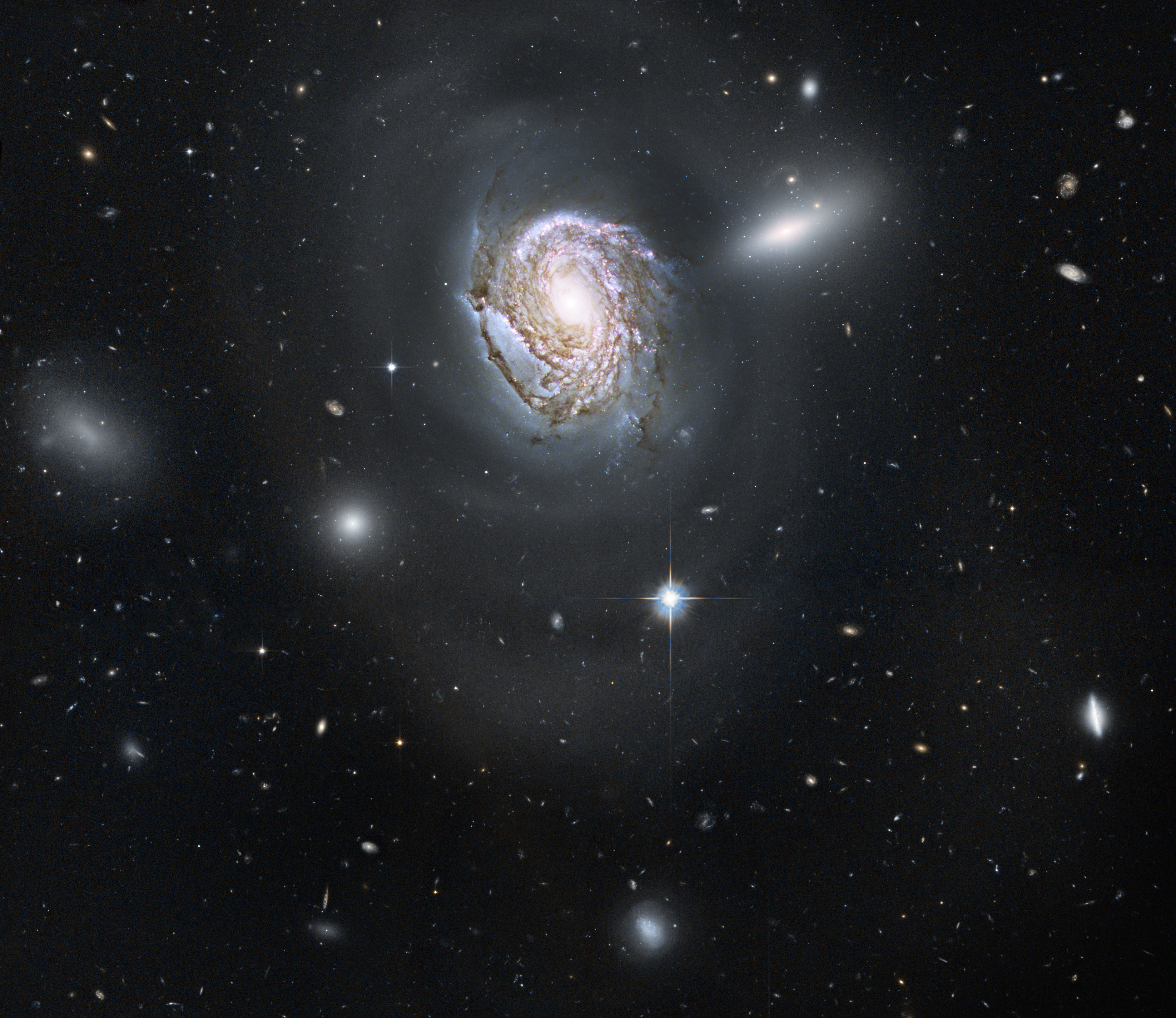 NGC 4911, une spirale plongeant vers un dense amas