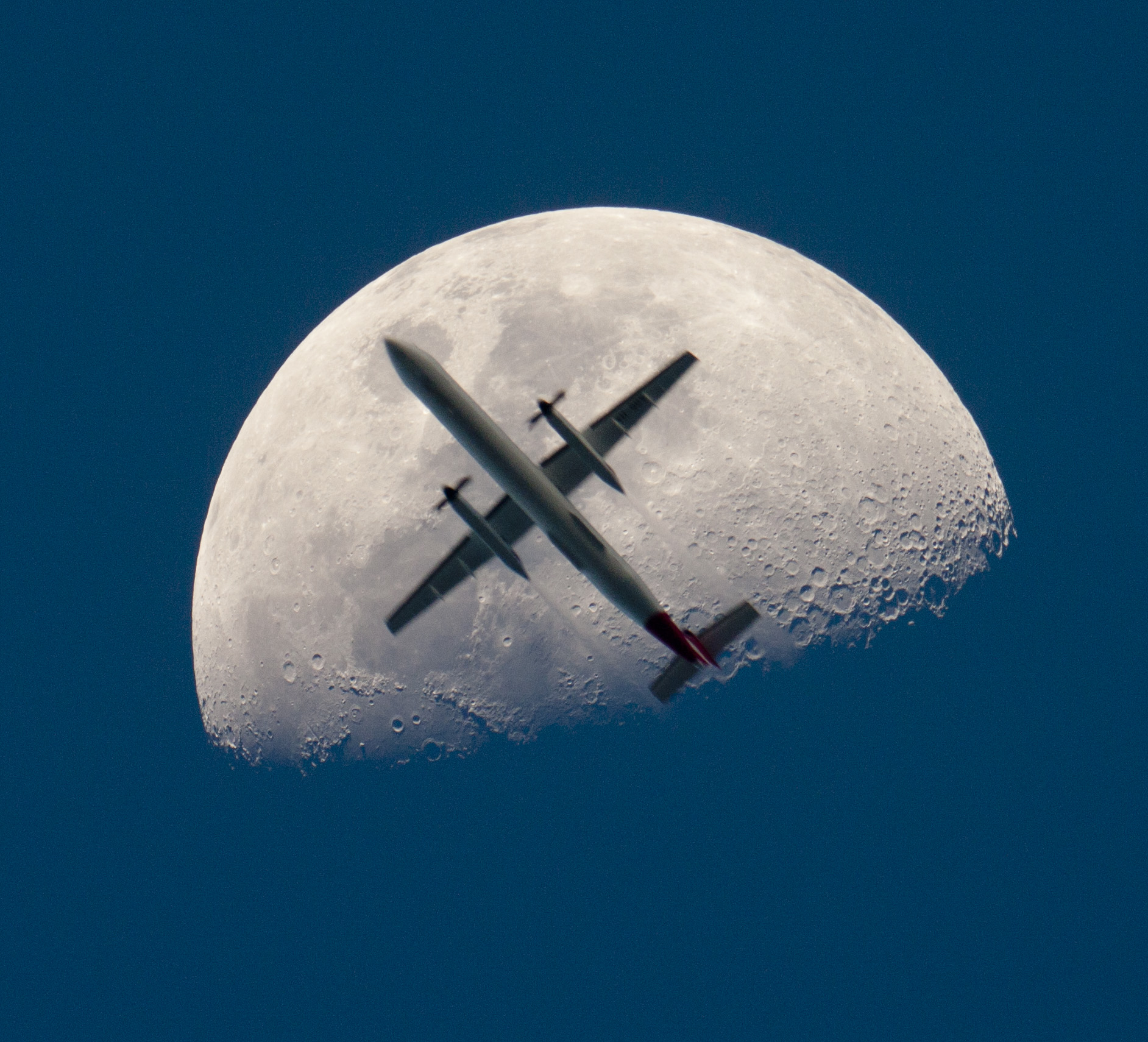 Un avion devant la Lune