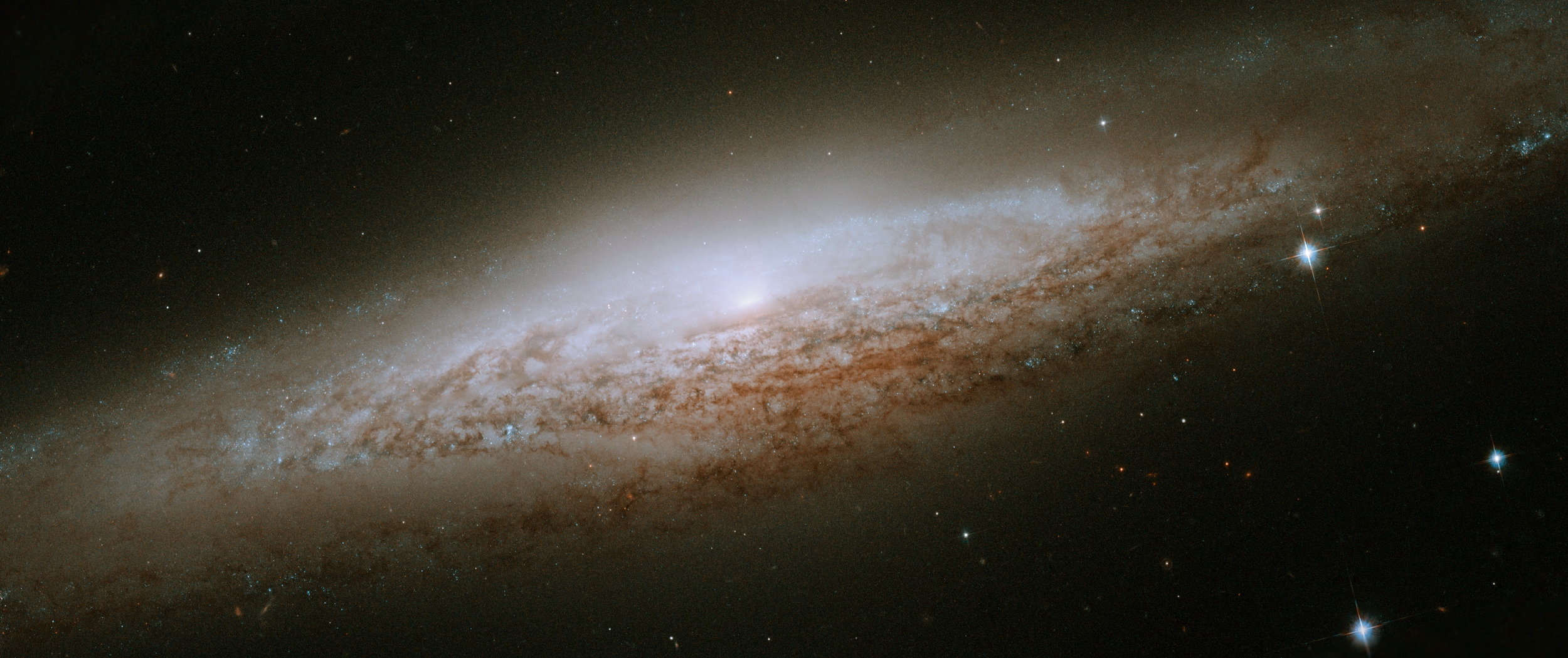 NGC 2683, galaxie spirale vue par la tranche
