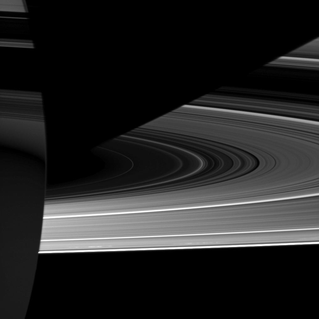 Etrange clair-obscur sur Saturne
