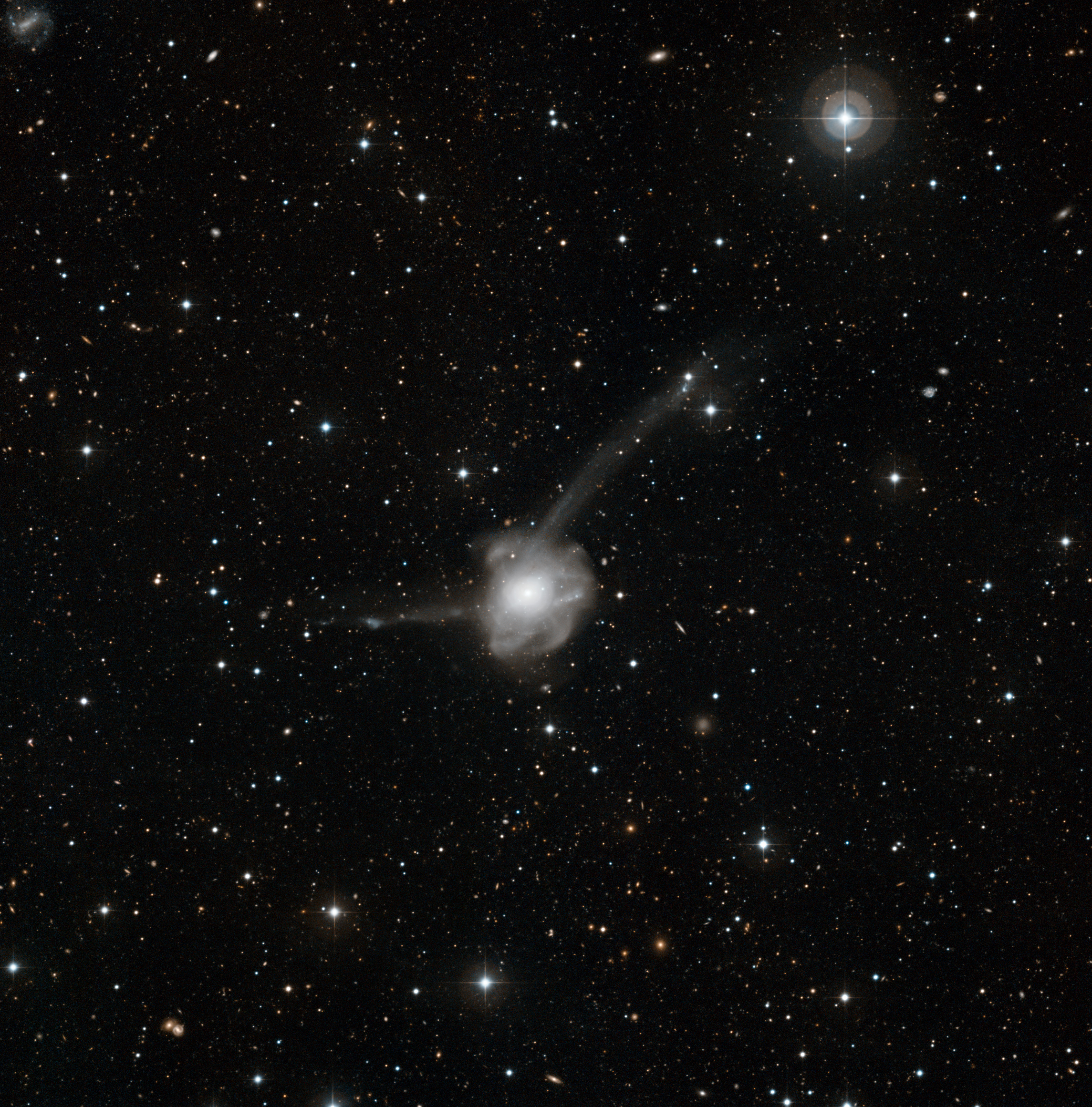 Collision de galaxies en forme d\'atome