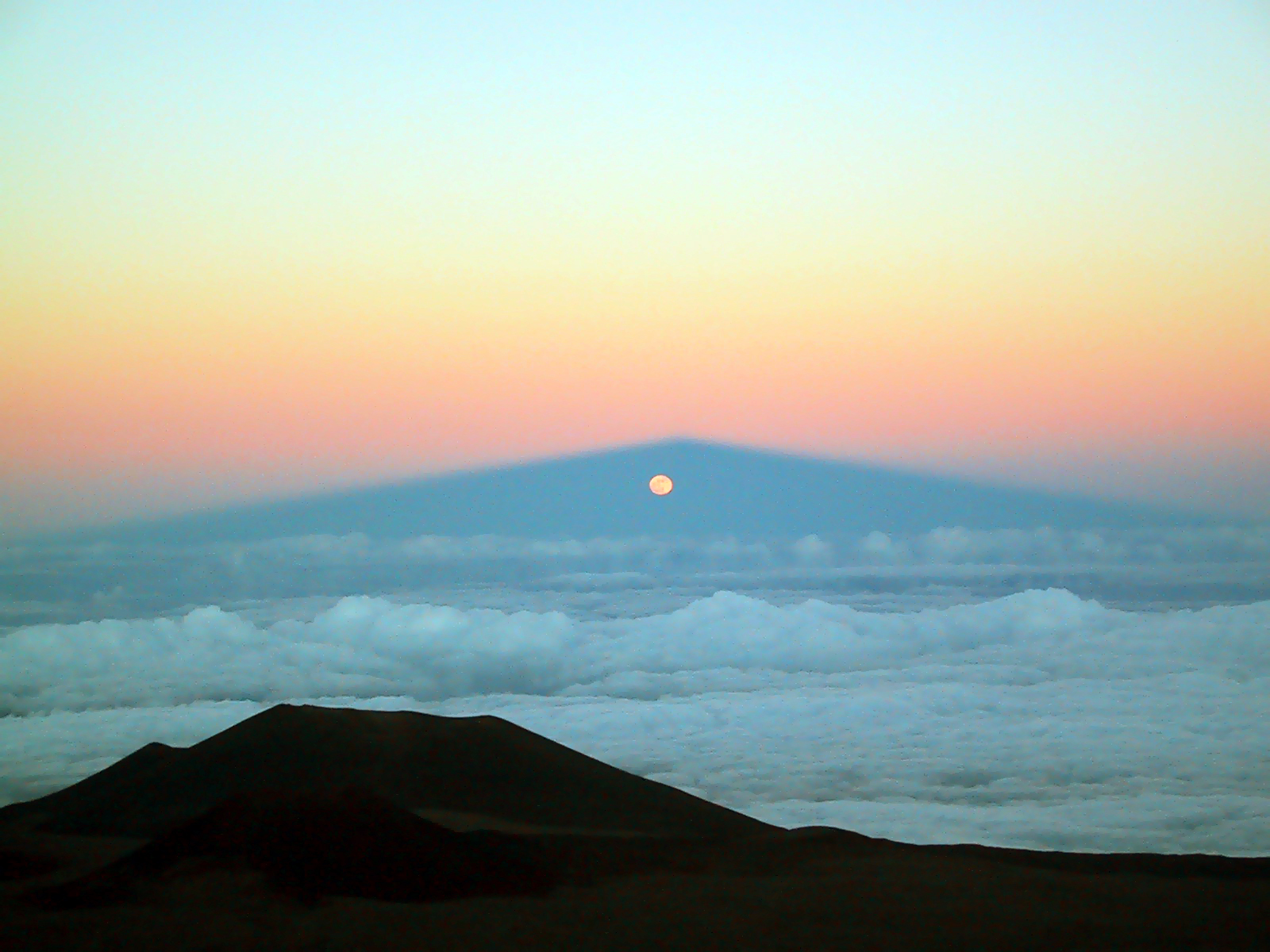 Lever de Lune à travers l\'ombre du Mauna Kea
