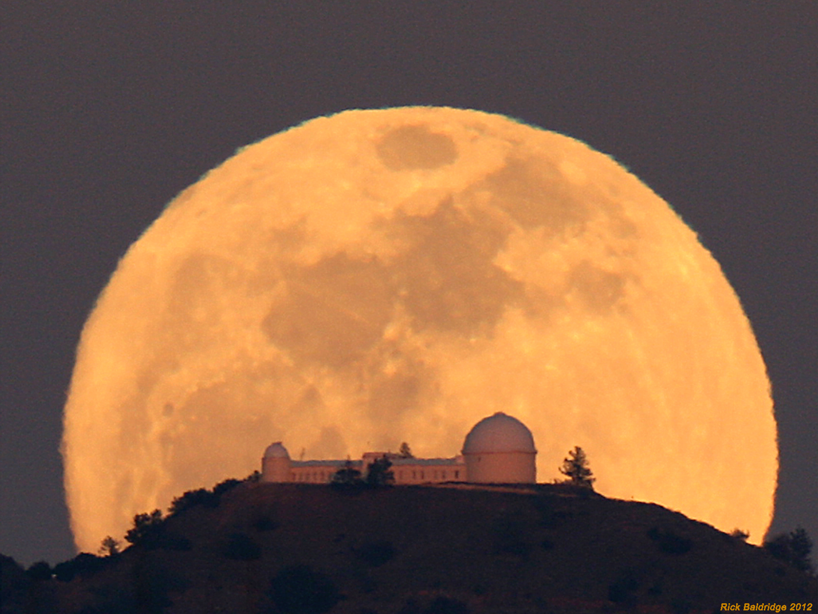 Lever de Lune sur l\'observatoire Lick